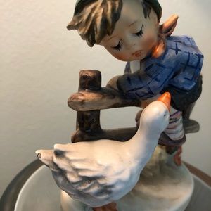 GOEBEL HUMMEL BARNYARD HERO #195 2/0 TM 5 no 1948  4”T x3.5”W SIGNED   1970's